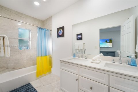 House in Miami, Florida 5 bedrooms, 287.81 sq.m. № 1764264 - photo 20