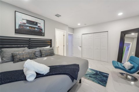 House in Miami, Florida 5 bedrooms, 287.81 sq.m. № 1764264 - photo 18
