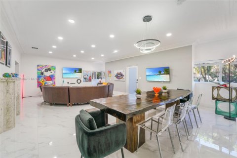House in Miami, Florida 5 bedrooms, 287.81 sq.m. № 1764264 - photo 3