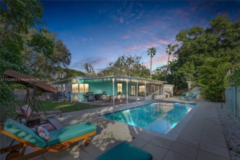 House in Miami, Florida 5 bedrooms, 287.81 sq.m. № 1764264 - photo 1