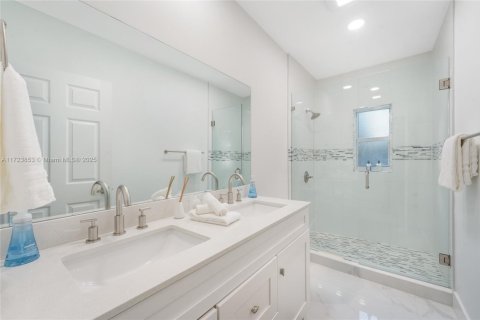 House in Miami, Florida 5 bedrooms, 287.81 sq.m. № 1764264 - photo 22