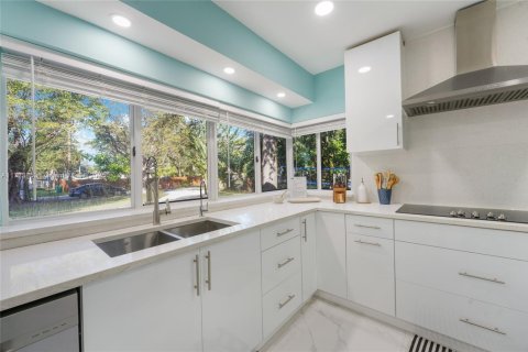 House in Miami, Florida 5 bedrooms, 287.81 sq.m. № 1764264 - photo 10