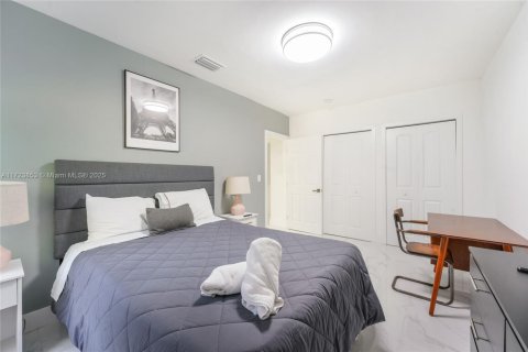 House in Miami, Florida 5 bedrooms, 287.81 sq.m. № 1764264 - photo 14