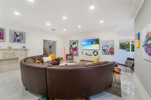 House in Miami, Florida 5 bedrooms, 287.81 sq.m. № 1764264 - photo 2