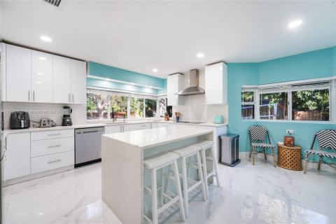House in Miami, Florida 5 bedrooms, 287.81 sq.m. № 1764264 - photo 8