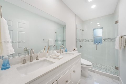 House in Miami, Florida 5 bedrooms, 287.81 sq.m. № 1764264 - photo 21