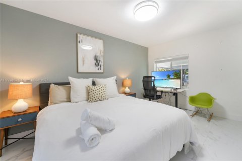 House in Miami, Florida 5 bedrooms, 287.81 sq.m. № 1764264 - photo 16