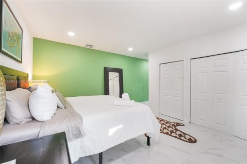 House in Miami, Florida 5 bedrooms, 287.81 sq.m. № 1764264 - photo 24