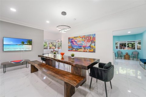 House in Miami, Florida 5 bedrooms, 287.81 sq.m. № 1764264 - photo 4
