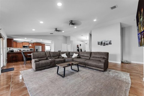 Casa en venta en Homestead, Florida, 4 dormitorios, 217.3 m2 № 1965733 - foto 6