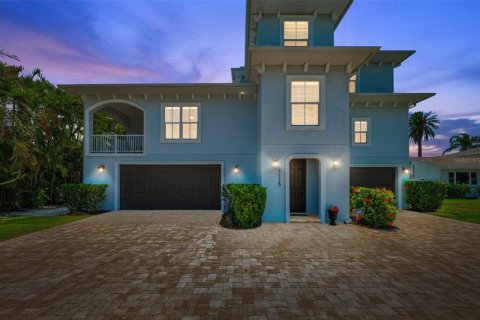 Casa en venta en Saint Pete Beach, Florida, 5 dormitorios, 347.55 m2 № 1771437 - foto 1