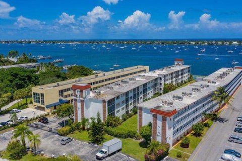 Condo in West Palm Beach, Florida, 2 bedrooms  № 2392142 - photo 16