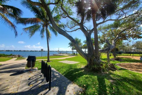 Condo in West Palm Beach, Florida, 2 bedrooms  № 2392142 - photo 19