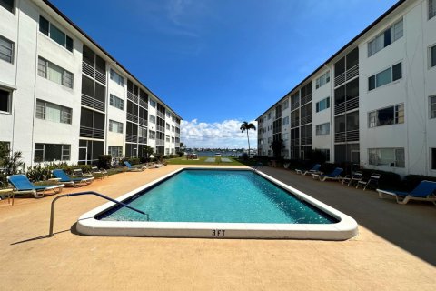 Condo in West Palm Beach, Florida, 2 bedrooms  № 2392142 - photo 15