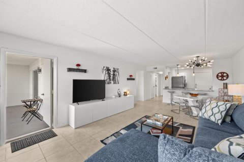 Condo in West Palm Beach, Florida, 2 bedrooms  № 2392142 - photo 4