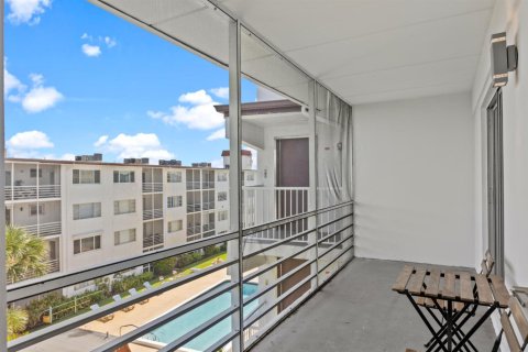 Condo in West Palm Beach, Florida, 2 bedrooms  № 2392142 - photo 13
