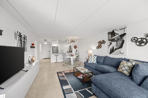 Condo in West Palm Beach, Florida, 2 bedrooms  № 2392142 - photo 5