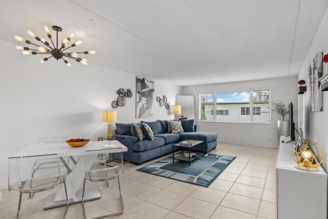 Condo in West Palm Beach, Florida, 2 bedrooms  № 2392142 - photo 2
