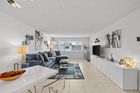 Condo in West Palm Beach, Florida, 2 bedrooms  № 2392142 - photo 3