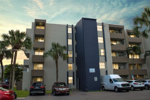 Copropriété à louer à Hialeah Gardens, Floride: 2 chambres, 89.19 m2 № 1781573 - photo 2