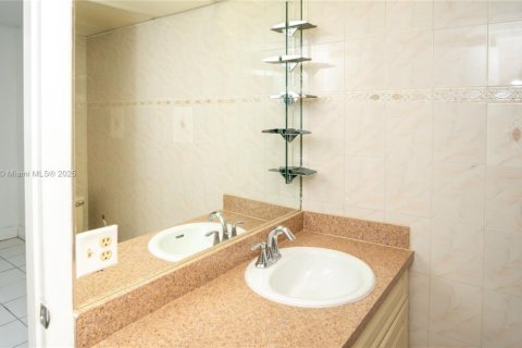 Copropriété à louer à Hialeah Gardens, Floride: 2 chambres, 89.19 m2 № 1781573 - photo 14
