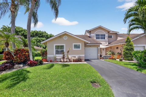 House in Deerfield Beach, Florida 3 bedrooms, 126.72 sq.m. № 1841322 - photo 1