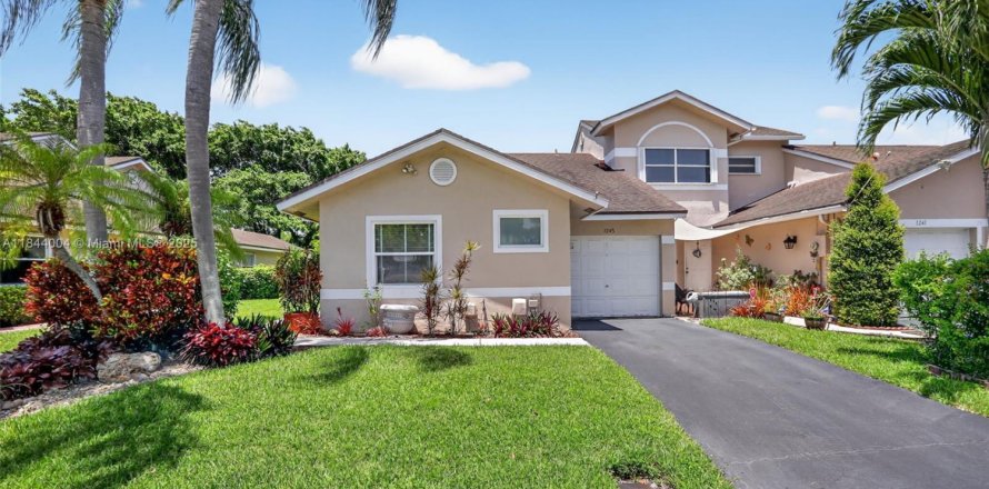House in Deerfield Beach, Florida 3 bedrooms, 126.72 sq.m. № 1841322