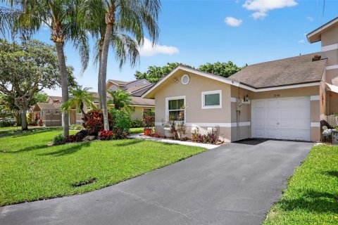 House in Deerfield Beach, Florida 3 bedrooms, 126.72 sq.m. № 1841322 - photo 2