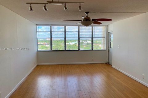 Condo in North Miami Beach, Florida, 1 bedroom № 2079415 - photo 8