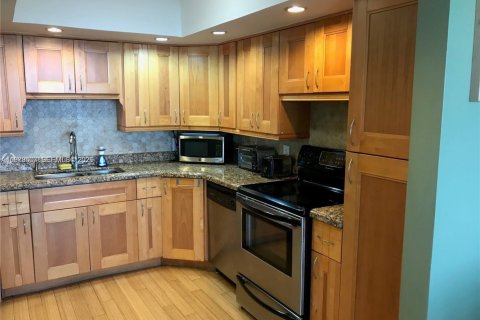 Condo in North Miami Beach, Florida, 1 bedroom № 2079415 - photo 16