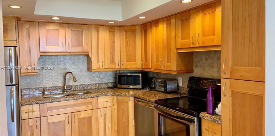 Condo in North Miami Beach, Florida, 1 bedroom № 2079415
