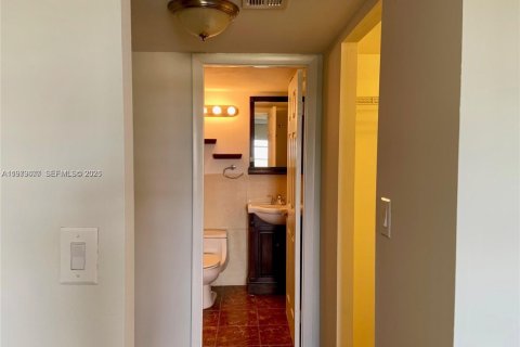 Condo in North Miami Beach, Florida, 1 bedroom № 2079415 - photo 6