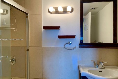 Condo in North Miami Beach, Florida, 1 bedroom № 2079415 - photo 11