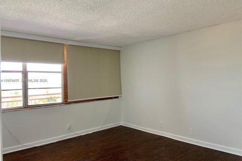 Condo in North Miami Beach, Florida, 1 bedroom № 2079415 - photo 13