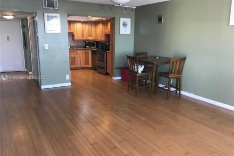 Condo in North Miami Beach, Florida, 1 bedroom № 2079415 - photo 2