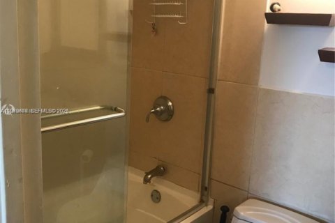 Condo in North Miami Beach, Florida, 1 bedroom № 2079415 - photo 10