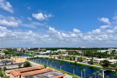 Condo in North Miami Beach, Florida, 1 bedroom № 2079415 - photo 15
