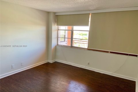 Condo in North Miami Beach, Florida, 1 bedroom № 2079415 - photo 17