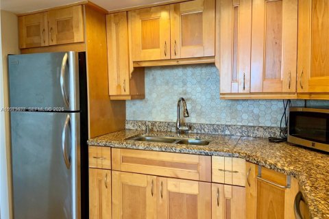 Condo in North Miami Beach, Florida, 1 bedroom № 2079415 - photo 4