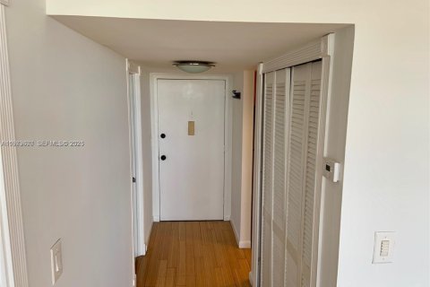 Condo in North Miami Beach, Florida, 1 bedroom № 2079415 - photo 3