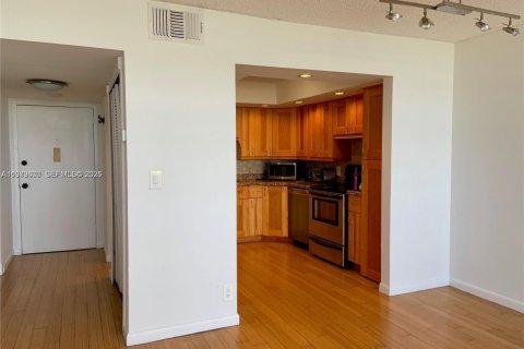 Condo in North Miami Beach, Florida, 1 bedroom № 2079415 - photo 9