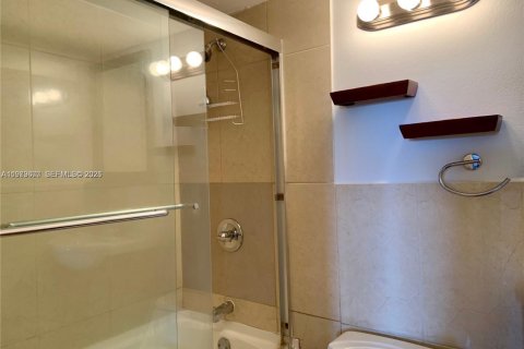 Condo in North Miami Beach, Florida, 1 bedroom № 2079415 - photo 12