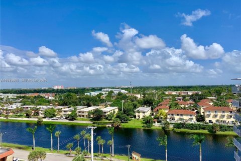Condo in North Miami Beach, Florida, 1 bedroom № 2079415 - photo 14