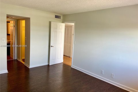 Condo in North Miami Beach, Florida, 1 bedroom № 2079415 - photo 5