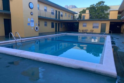 Condominio en venta en North Miami, Florida, 1 dormitorio, 52.4 m2 № 1752839 - foto 19
