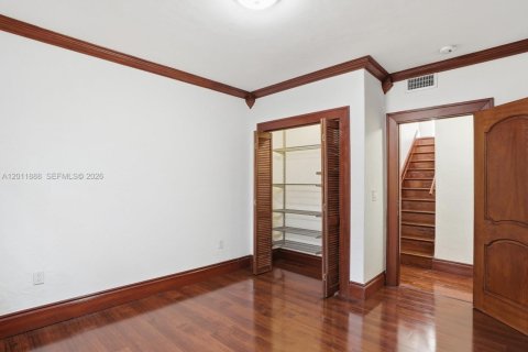 House in Coral Gables, Florida 3 bedrooms, 199 sq.m. № 2074910 - photo 30