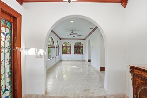 House in Coral Gables, Florida 3 bedrooms, 199 sq.m. № 2074910 - photo 23