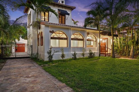 House in Coral Gables, Florida 3 bedrooms, 199 sq.m. № 2074910 - photo 20