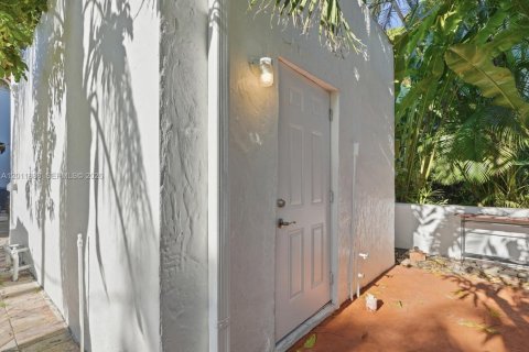 House in Coral Gables, Florida 3 bedrooms, 199 sq.m. № 2074910 - photo 16