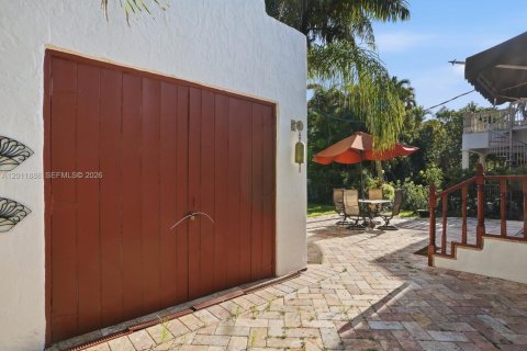 House in Coral Gables, Florida 3 bedrooms, 199 sq.m. № 2074910 - photo 10